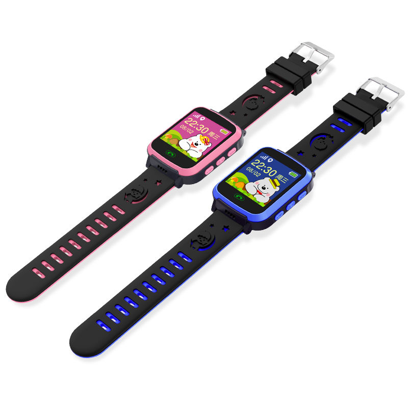 兒童智能手表一出來(lái)，就廣受家長(zhǎng)們的喜愛(ài)。為了孩子的安全，家長(zhǎng)和老師都在尋找適合學(xué)生用的能對(duì)孩子起到監(jiān)護(hù)作用的產(chǎn)品，帶有GPS定位功能的智能兒童手表能對(duì)孩子起到監(jiān)護(hù)作用。出來(lái)定位外，智能電話手邊物聯(lián)網(wǎng)卡還具有通話與高清視頻功能。中創(chuàng)物聯(lián)網(wǎng)了解到，智能兒童手表都裝有一張物聯(lián)網(wǎng)語(yǔ)音卡，那么該如何選擇物聯(lián)網(wǎng)語(yǔ)音卡呢？